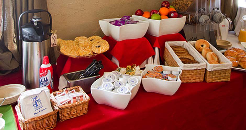 Enjoy a continental breakfast included daily. Photo: Alpenhof - image_5